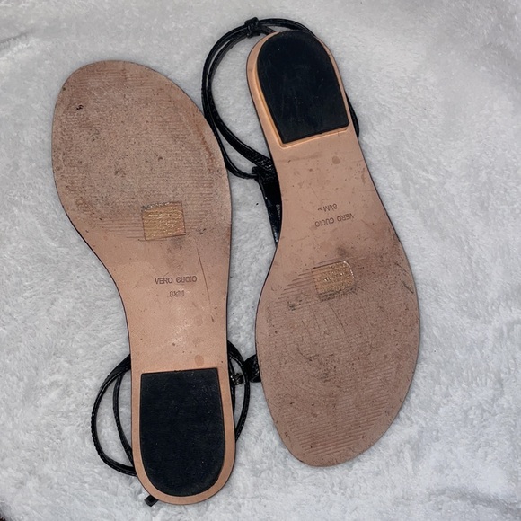 BCBG BLACK AND GOLD T STRAP SANDAL - Picture 5 of 5